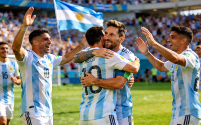 阿根廷国家男子足球队庆祝进球 - 梅西与队友相拥