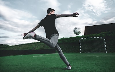 巴西国家男子足球队标志 - 黄色球衣与绿色图案