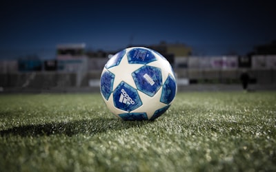 法国国家男子足球队标志 - 蓝色背景与公鸡图案